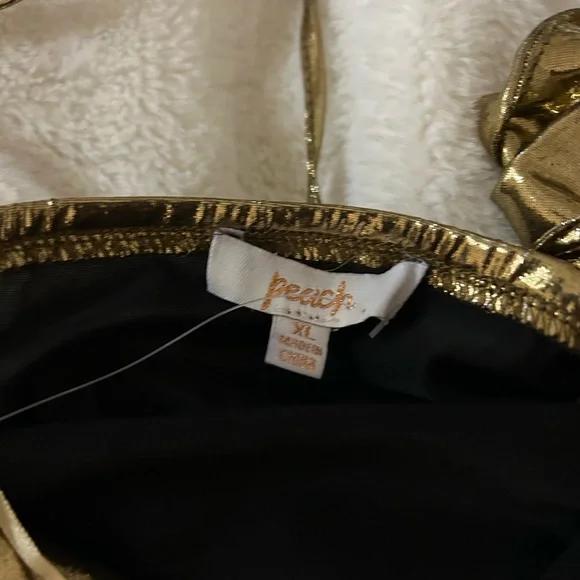💰PRICE ⬇️ 
 PEACH • Metallic Gold Halter Top • XL - Picture 7 of 9